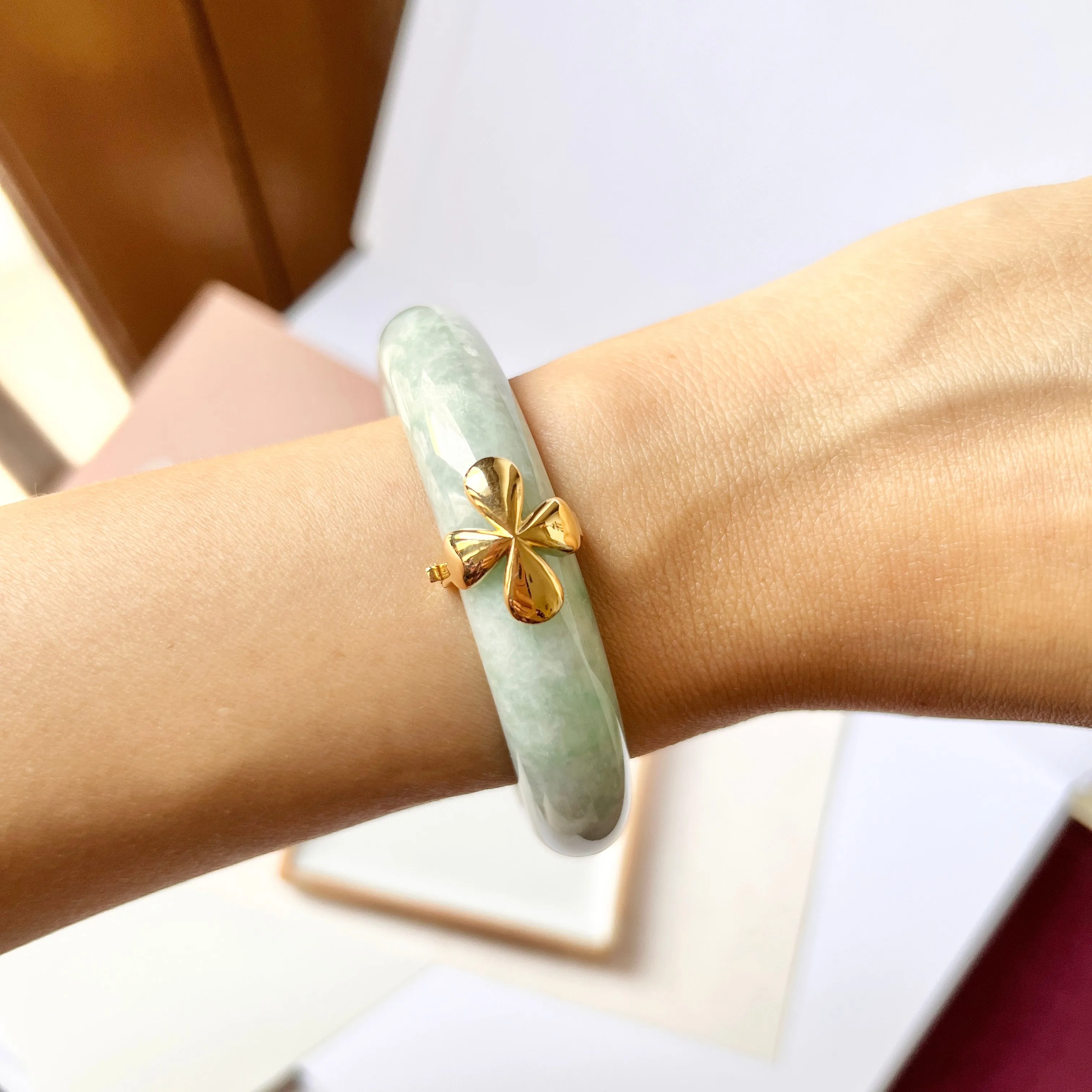 55.1mm A-Grade Natural Light Green Jadeite Modern Round Bangle with V.Petals Embellishment No.151974